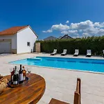 Apartamento Peaceful Murvica Pool, Garden, And Modern Comfort - Two Bedroom With Private Pool *