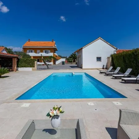 Peaceful Murvica Pool, Garden, And Modern Comfort - Two Bedroom With Private Pool Lägenhet
