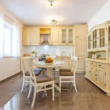 Apartamento Peaceful Murvica Pool, Garden, And Modern Comfort - Two Bedroom With Private Pool